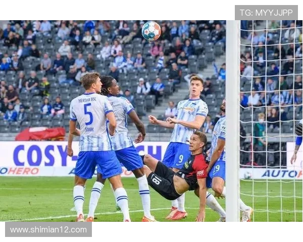 哈特堡格与列夫林的激烈对决揭示了足球战术的魅力与团队精神