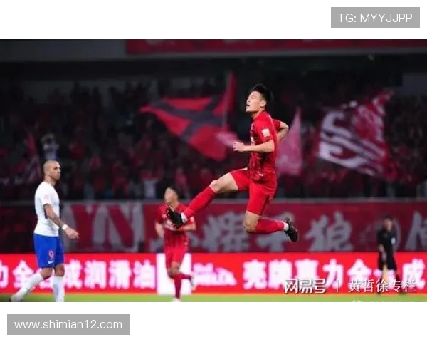 天津天海迎战山东鲁能泰山争夺中超联赛关键三分之战