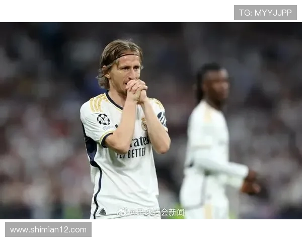 莫德里奇:足球场上的艺术家与传奇中场的辉煌历程与成就解析 莫德里奇:足球场上的艺术家与传奇中场的辉煌历程与成就解析