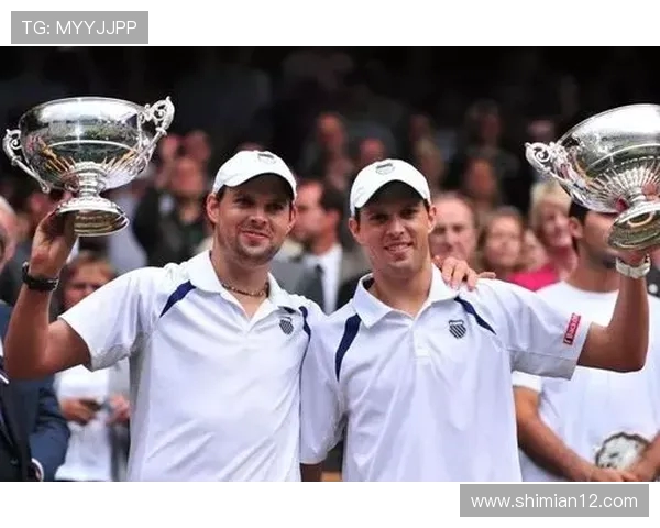 南京网球队团队协作引发热议球员间配合与沟通的挑战与反思 南京网球队团队协作引发热议球员间配合与沟通的挑战与反思